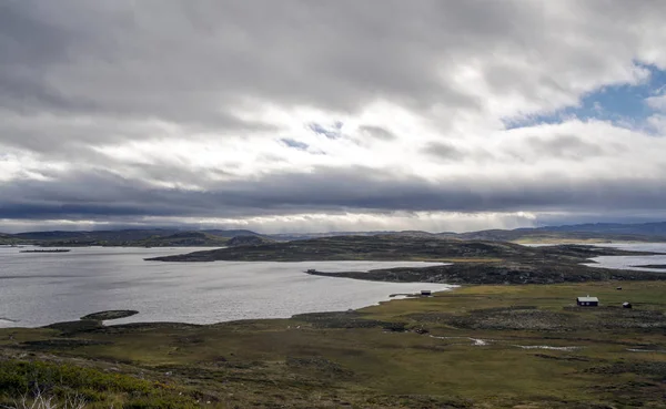 多云的一天 挪威南部内陆大草原上的湖泊 — 图库照片