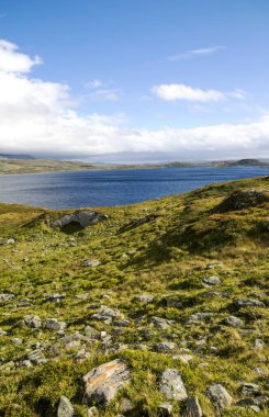 Bulutlu bir günde southern Norway iç Prairies Gölü.