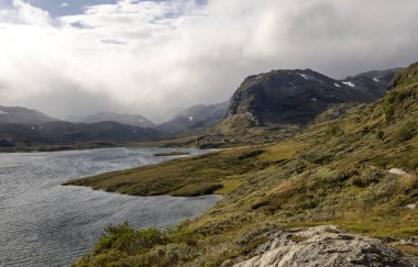 Bulutlu bir günde southern Norway iç Prairies Gölü.