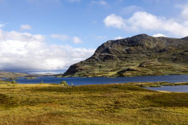 Bulutlu bir günde southern Norway iç Prairies Gölü.