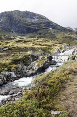 Bulutlu bir günde southern Norway iç Prairies Gölü.