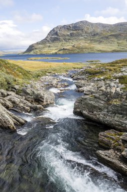 Bulutlu bir günde southern Norway iç Prairies Gölü.