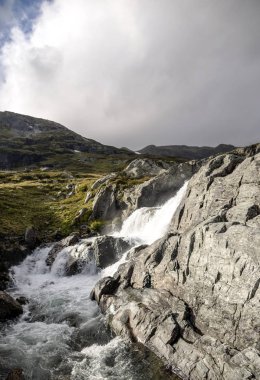 Bulutlu bir günde southern Norway iç Prairies Gölü.
