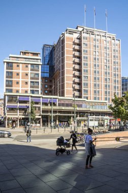 Oslo, Norveç-Eylül 2016. Anonim insanlar Oslo sokaklarında yürürken, insanlar. Başkenti ve en kalabalık şehri onun siyasi, ekonomik ve kültürel merkezi olmanın yanı sıra, Norveç Oslo olduğunu. Siyasi bir yerleşim yeri teşkil eder ve bir