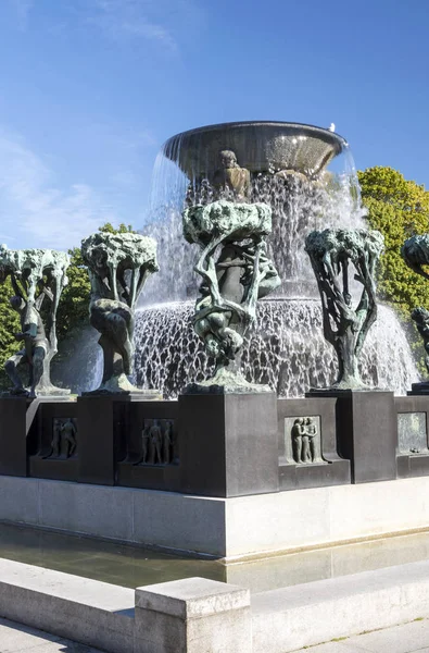 维格兰公园 或雕塑公园 可能是挪威最著名的公园 是在弗罗纳帕克内的一个地区 位于奥斯陆市中心以西 该国的首都 由挪威雕塑家古斯塔夫 维格兰于1907年至1942年共同创作 — 图库照片