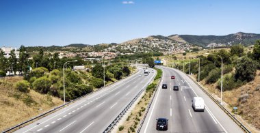 Alella, Barcelona, İspanya-Haziran 20017. Alella insanlar yürürken, insanlar ile. Alella Katalonya iline bağlı bölge. Maresme bölge il, Barselona'da ait. Şehrin yaklaşık 2 kilometre denizden ve abou dağlık bir bölgede yer