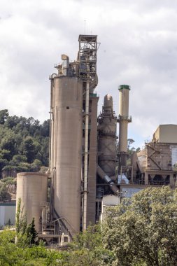 Güneşli bir günde, Barselona, İspanya dağlarda çimento fabrikası
