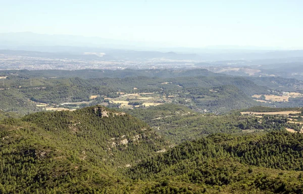 晴れた日にスペインのバルセロナでアレーリャ山 — ストック写真