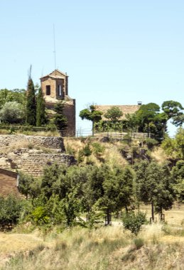 Alella köyü. Alella Katalonya iline bağlı bölge. Maresme bölge il, Barselona'da ait. Şehrin yaklaşık 2 kilometre deniz ve 18 kilometre uzaklıkta Barcelona dağlık bir bölgede yer.