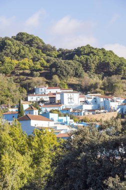 Güneşli bir günde Sierra de Malaga, İspanya, beyaz evlerin Köyü.