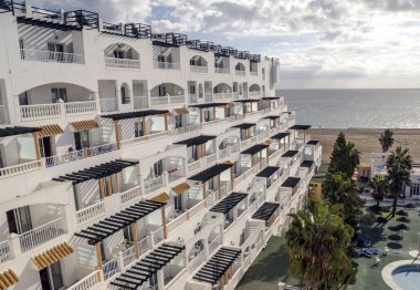 Güneşli bir otel. Bir Roquetas de Mar İspanyol Almera il ve otonom bölgelerinden Andaluca iline bağlı.