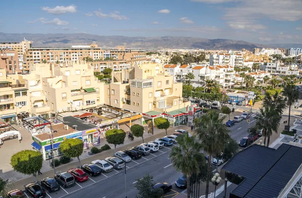 在阳光明媚的日子里的酒店 Roquetas Mara 是阿尔梅利亚省和安达卢西亚自治区的一个西班牙市镇 — 图库照片