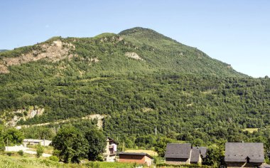 Güneşli bir günde İspanya 'nın Benasque vadisinde Pireneler Dağları.