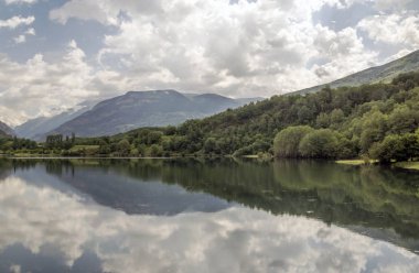 Güneşli bir günde İspanya Benasque Vadisi'nde Pyrenees nehirde.