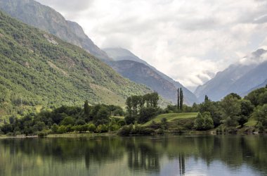 Güneşli bir günde İspanya Benasque Vadisi'nde Pyrenees nehirde.