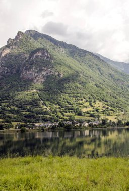 Güneşli bir günde İspanya Benasque Vadisi'nde Pyrenees nehirde.