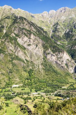 Güneşli bir günde İspanya 'nın Benasque vadisinde Pireneler Dağları.