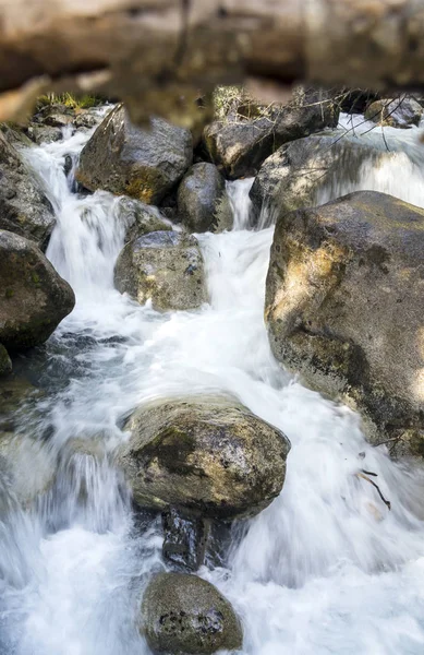 Güneşli bir günde İspanya Benasque Vadisi'nde Pyrenees nehirde.