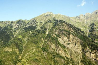 Güneşli bir günde İspanya 'nın Benasque vadisinde Pireneler Dağları.