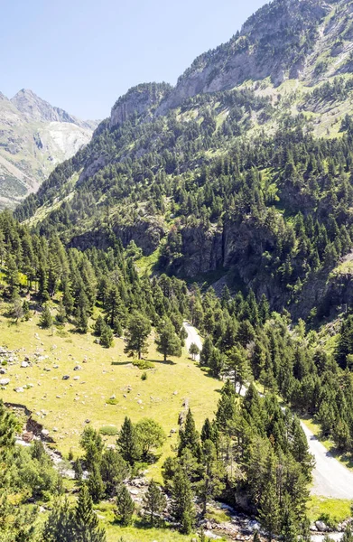Güneşli bir günde İspanya 'nın Benasque vadisinde Pireneler Dağları.
