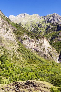 Güneşli bir günde İspanya 'nın Benasque vadisinde Pireneler Dağları.