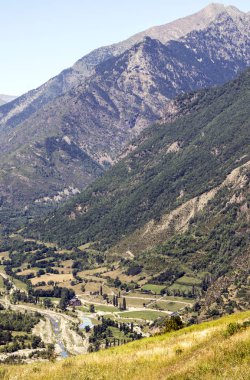 Güneşli bir günde İspanya 'nın Benasque vadisinde Pireneler Dağları.
