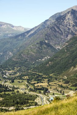 Güneşli bir günde İspanya 'nın Benasque vadisinde Pireneler Dağları.