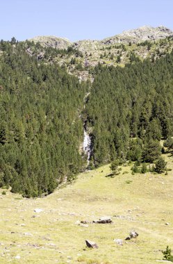 Güneşli bir günde İspanya 'nın Benasque vadisinde Pireneler Dağları.