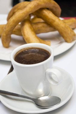 Bir fincanda çikolatalı Churros.