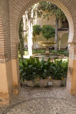 Alhambra, Granada, otonom Endülüs, İspanya bulunan bir Endülüs palatine kentidir. Saraylar, bahçeler ve kale kümesinden oluşur.