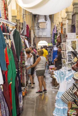 Granada, İspanya-Temmuz 2017. İnsanlar şehir merkezi mağazalar alışveriş. Granada bir İspanyol Belediyesi, eşsesli eyaletinin otonom Endülüs sermaye biridir. 