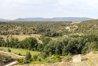 Güneşli bir günde İspanya 'nın Benasque vadisinde Pireneler Dağları.