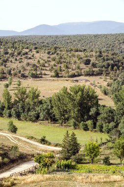 Güneşli bir günde İspanya 'nın Benasque vadisinde Pireneler Dağları.