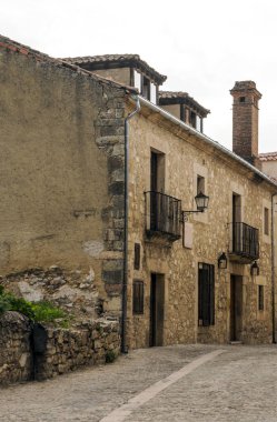 Pedraza Madrid kuzeyinde yer alan bir taslaktır. Çalışmaları Bask ressam Ignacio Zuloaga tarafından ekranda olan Pedraza kale gibi Ortaçağ binalarıyla ünlüdür. 