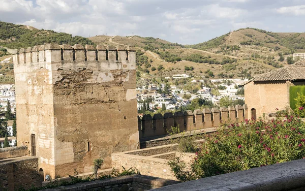 Alhambra, Granada, otonom Endülüs, İspanya bulunan bir Endülüs palatine kentidir. Saraylar, bahçeler ve kale kümesinden oluşur.