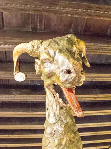 Ejderha başlı bir ev iç.