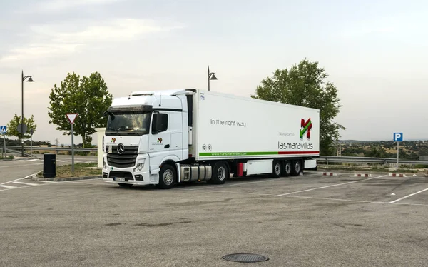 Granada, İspanya-Temmuz 2017. Güneşli bir günde Granada yollar dolaşan kamyon.