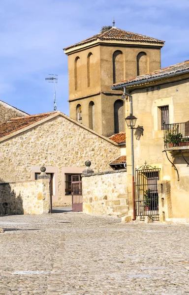 Pedraza Madrid kuzeyinde yer alan bir taslaktır. Çalışmaları Bask ressam Ignacio Zuloaga tarafından ekranda olan Pedraza kale gibi Ortaçağ binalarıyla ünlüdür. 