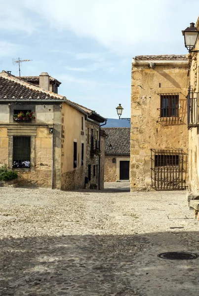Pedraza Madrid kuzeyinde yer alan bir taslaktır. Çalışmaları Bask ressam Ignacio Zuloaga tarafından ekranda olan Pedraza kale gibi Ortaçağ binalarıyla ünlüdür. 