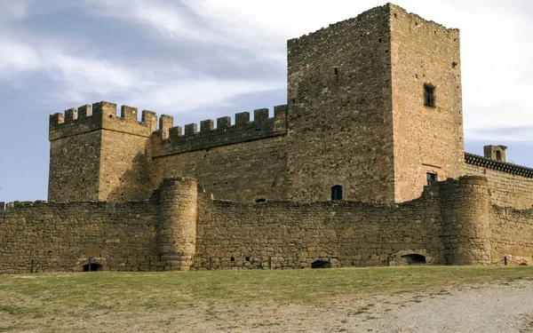 佩德拉萨是西班牙的一个小镇 位于马德里以北 它以中世纪的建筑而闻名 比如佩德拉萨城堡 巴斯克地区画家伊格纳西奥 佐洛阿加的作品在这里展出 — 图库照片