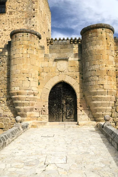 Pedraza Madrid kuzeyinde yer alan bir taslaktır. Çalışmaları Bask ressam Ignacio Zuloaga tarafından ekranda olan Pedraza kale gibi Ortaçağ binalarıyla ünlüdür. 