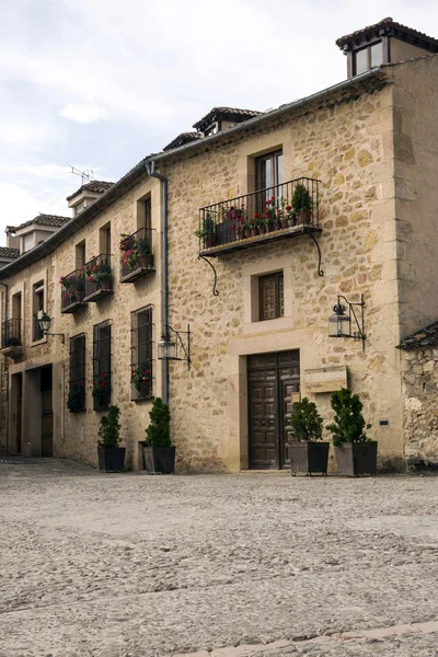 Pedraza Madrid kuzeyinde yer alan bir taslaktır. Çalışmaları Bask ressam Ignacio Zuloaga tarafından ekranda olan Pedraza kale gibi Ortaçağ binalarıyla ünlüdür. 