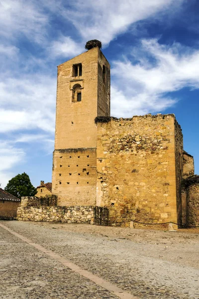 佩德拉萨是西班牙的一个小镇 位于马德里以北 它以中世纪的建筑而闻名 比如佩德拉萨城堡 巴斯克地区画家伊格纳西奥 佐洛阿加的作品在这里展出 — 图库照片
