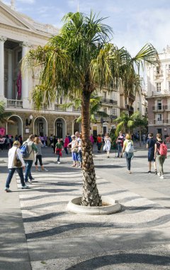 Cadiz, Andalusia, İspanya-Octuber 2017. Anonim insanlar Cadiz sokaklarında yürürken, insanlar. Cadiz İspanya, eşsesli eyaletinin otonom Endülüs sermaye Belediyesi biridir. 