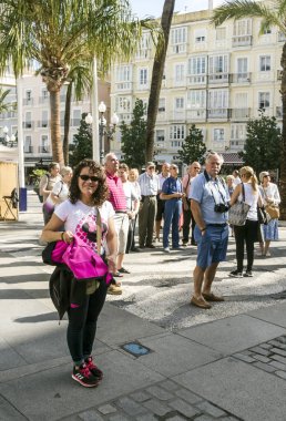 Cadiz, Andalusia, İspanya-Octuber 2017. Anonim insanlar Cadiz sokaklarında yürürken, insanlar. Cadiz İspanya, eşsesli eyaletinin otonom Endülüs sermaye Belediyesi biridir. 