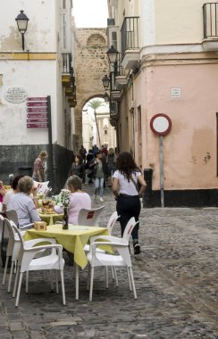 Cadiz, Andalusia, İspanya-Octuber 2017. Anonim insanlar Cadiz sokaklarında yürürken, insanlar. Cadiz İspanya, eşsesli eyaletinin otonom Endülüs sermaye Belediyesi biridir. 
