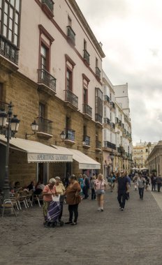 Cadiz, Andalusia, İspanya-Octuber 2017. Anonim insanlar Cadiz sokaklarında yürürken, insanlar. Cadiz İspanya, eşsesli eyaletinin otonom Endülüs sermaye Belediyesi biridir.