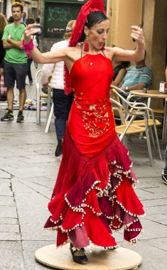 Cadiz, Andalusia, İspanya-Octuber 2017. Flamenko açık havada Cadiz sokaklarında dans kadın. Cadiz İspanya, eşsesli eyaletinin otonom Endülüs sermaye Belediyesi biridir. 