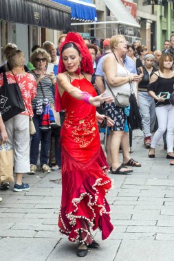 Cadiz, Andalusia, İspanya-Octuber 2017. Flamenko açık havada Cadiz sokaklarında dans kadın. Cadiz İspanya, eşsesli eyaletinin otonom Endülüs sermaye Belediyesi biridir. 