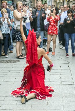 Cadiz, Andalusia, İspanya-Octuber 2017. Flamenko açık havada Cadiz sokaklarında dans kadın. Cadiz İspanya, eşsesli eyaletinin otonom Endülüs sermaye Belediyesi biridir. 